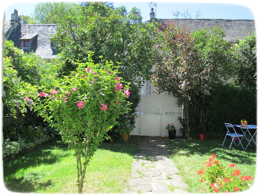 le jardinet devant la maison.