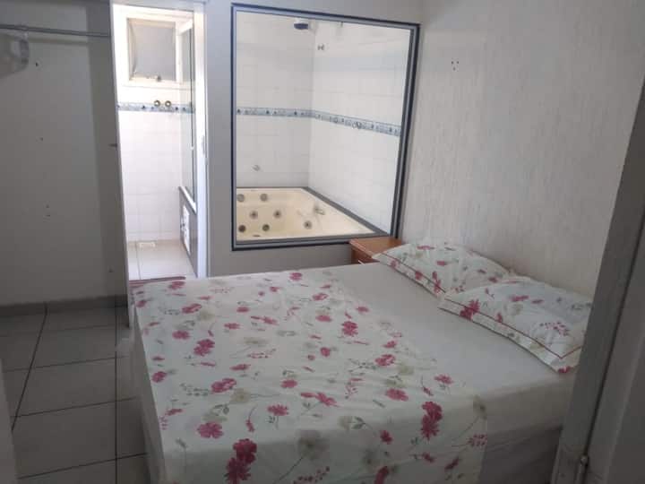 套房配有空调和双人床。