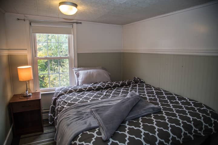 4 ‑ დან მესამე საძინებელი აღჭურვილია დიდი ზომის საწოლით!

Საბნის 

გადასაფარებლის ზეწრები
Ბალიშები ( ბალიშის ჩასადებები)
დაყარეთ საბანი
 
საწოლისპირა ლამპა
