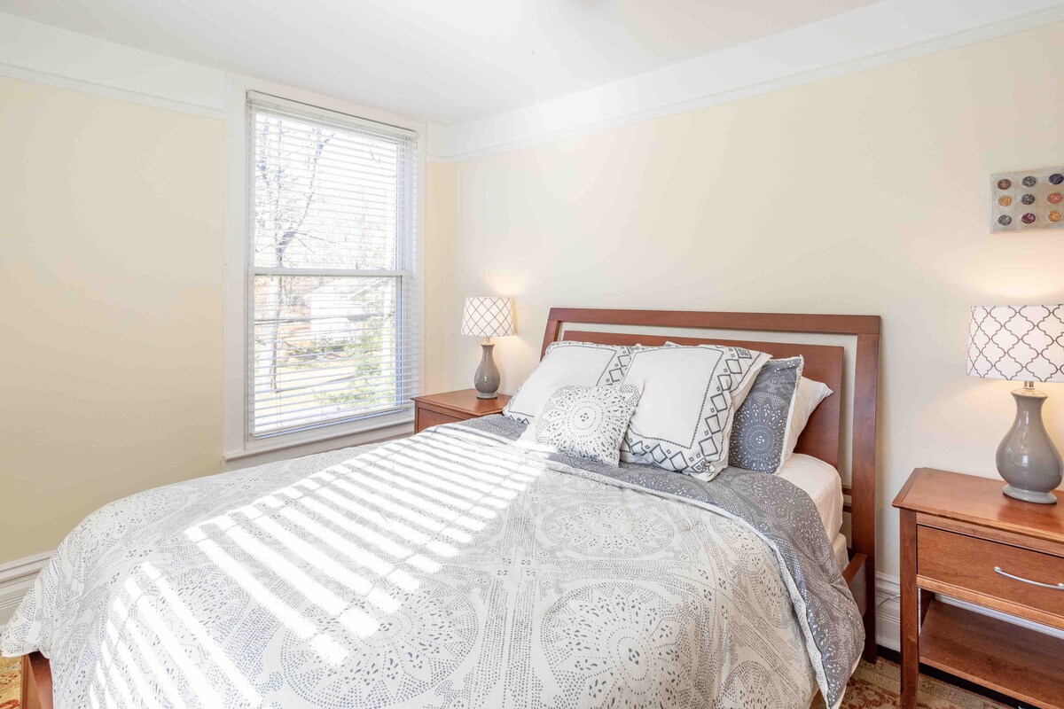 Spálňa s manželskou posteľou na poschodí. Vychutnajte si luxusnú posteľnú bielizeň a pohodlné matrace v celom dome.