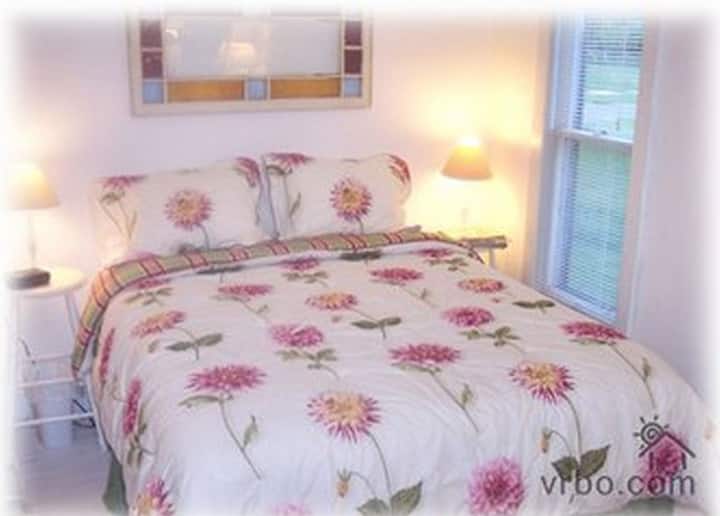 1-ლი სართულის საძინებელი  - ის ნამდვილად პატარაა, მაგრამ საქმეს ასრულებს! Საწოლი „Queen“, კომოდი და კარადა