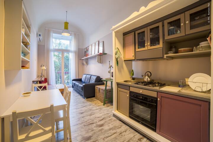 The Bellini House by House In Naples – Room 6 gallery image 3