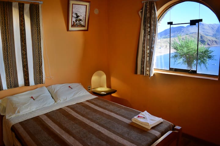 可欣赏蒂蒂卡（ Titikaka ）景观的双人房
