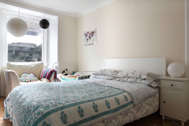 Bright double room in cool Leith
