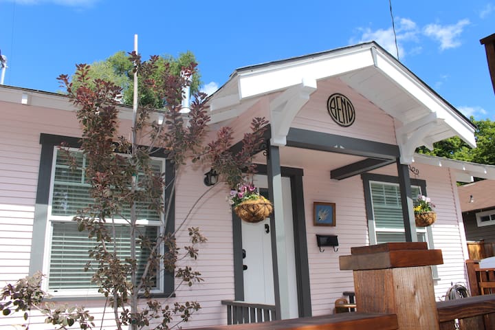 Vintage Pink on Portland-HOT TUB