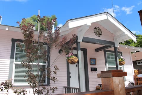 Vintage Pink
Hot Tub✓
Walkable✓