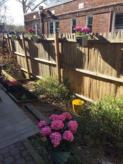 PRIVATE fenced in Garden, Deck and Grill
