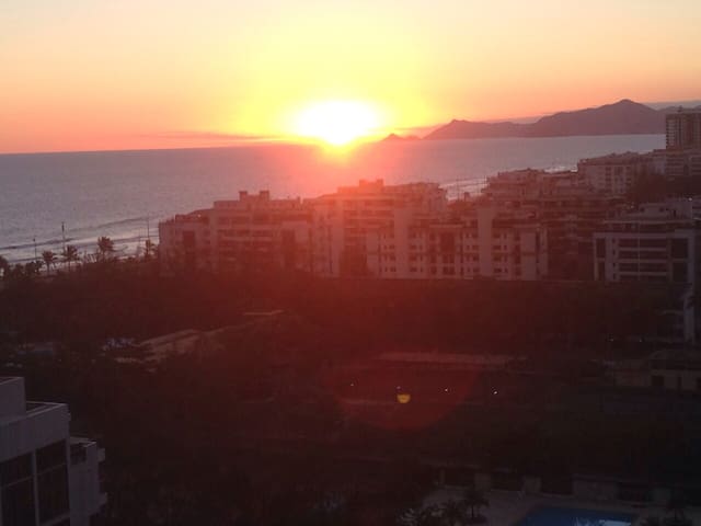 Vista incrível . 100m praia da barra posto 5 .