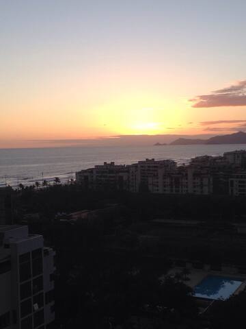 Vista incrível . 100m praia da barra posto 5 . gallery image 4