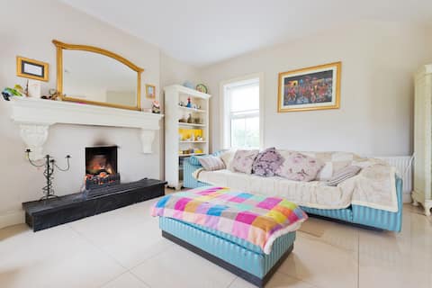 Drogheda.Newgrange.(6k)
Airport.(44K)
2B. sleeps.3