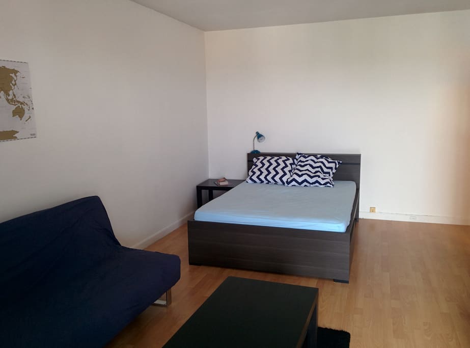 Un lit 2 personnes + une canapé 1 personne