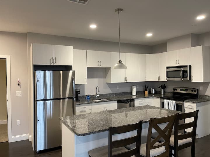 2bed/2bath Apt at Waltham Landing. Middle Unit
