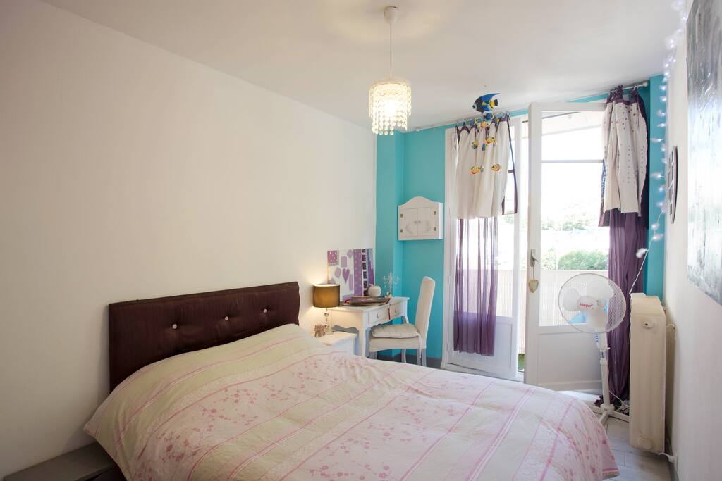 Chambre donnant sur une terrasse.