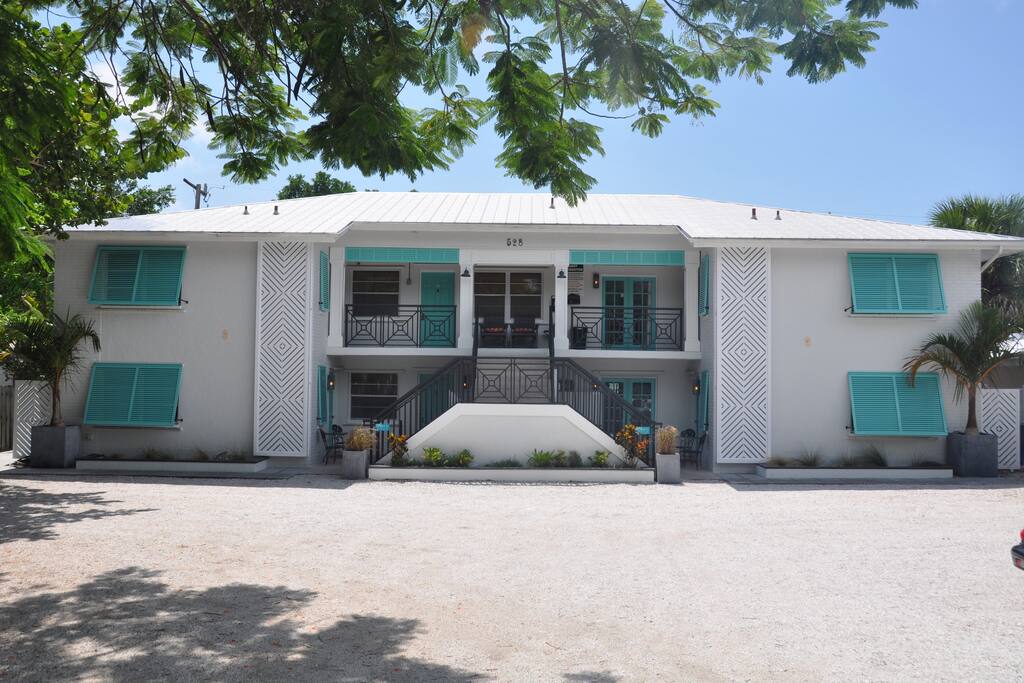 Best location in Sarasota. 3 minutes to the beach, 5 minutes to shopping at St. Armands