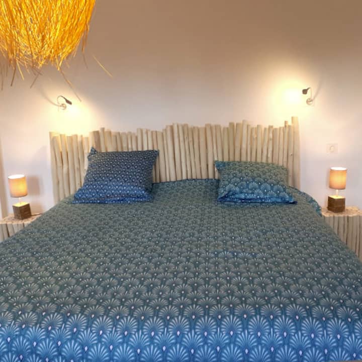 Chambre 14 m², lit de 180x200 très confortable-Au gîte des Mazes