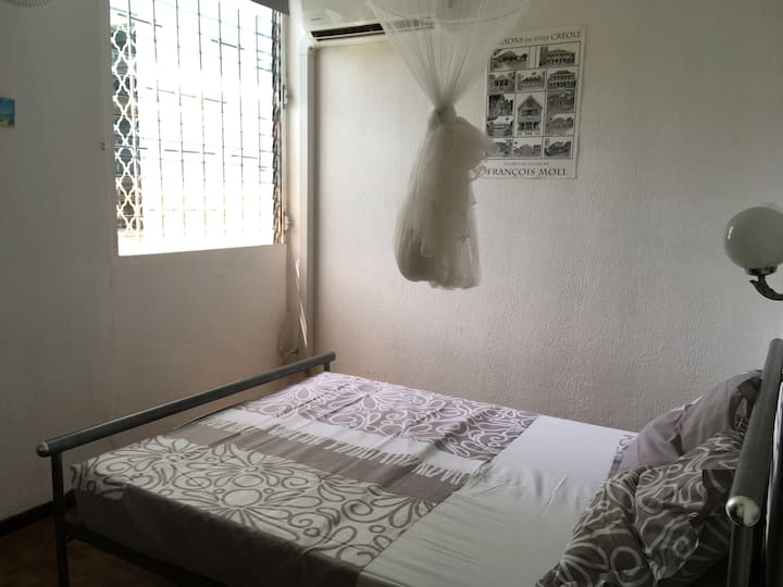 配有空调和衣柜