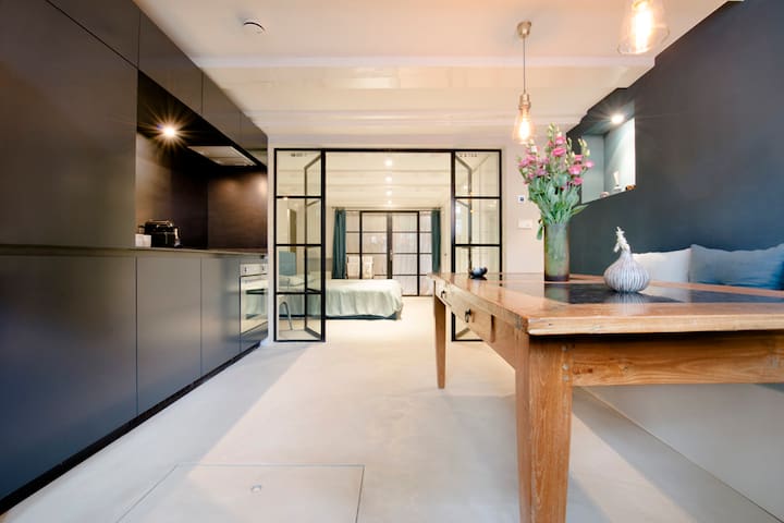 Stunning and Private Apartment in Canal House