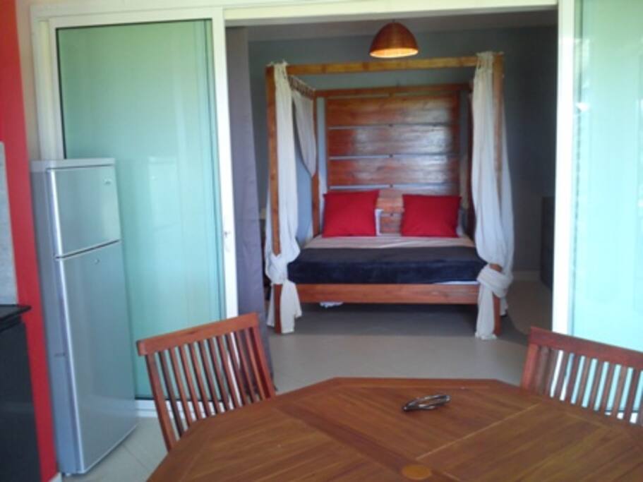 Chambre 1 : 16 m2, lit à baldaquin en 160 cm de large avec moustiquaire, salle d'eau/WC privative