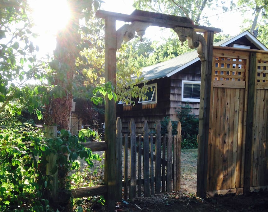 Entrance gate