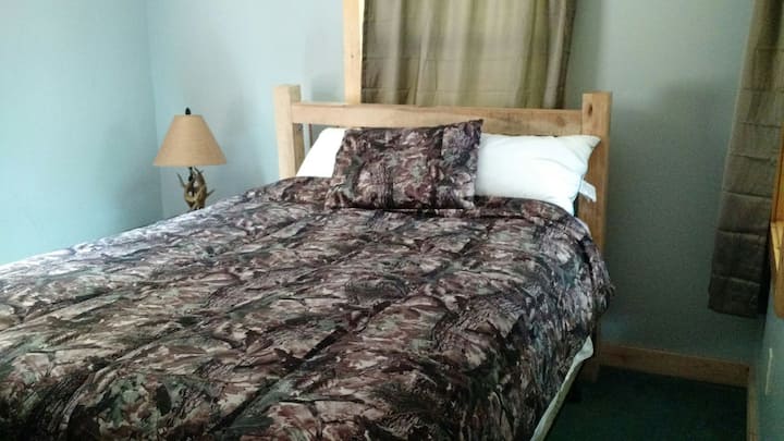 เตียงควีนไซส์ในห้องนอนชั้นล่าง