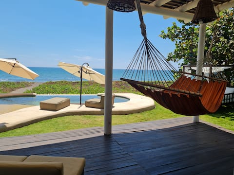 Cozy romantic getaway beachfront, villa + pool