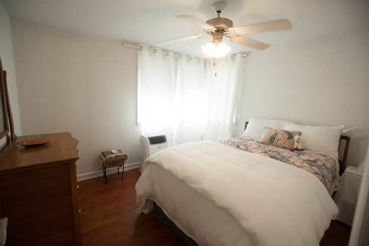 ห้องนอนที่สองพร้อมเตียงขนาดเต็มรูปแบบผ้าปูที่นอนสีขาวใหม่ทั้งหมดเครื่องปรับอากาศ/เครื่องทำความร้อน