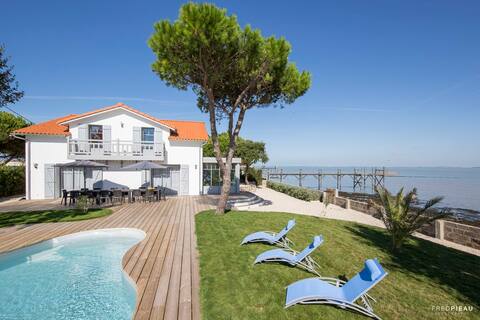Large villa facing the ocean