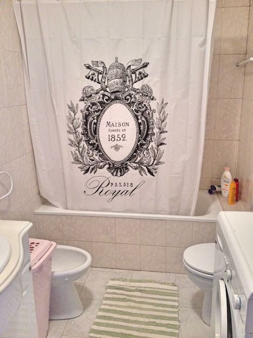 Salle de bain avec machine à laver linge