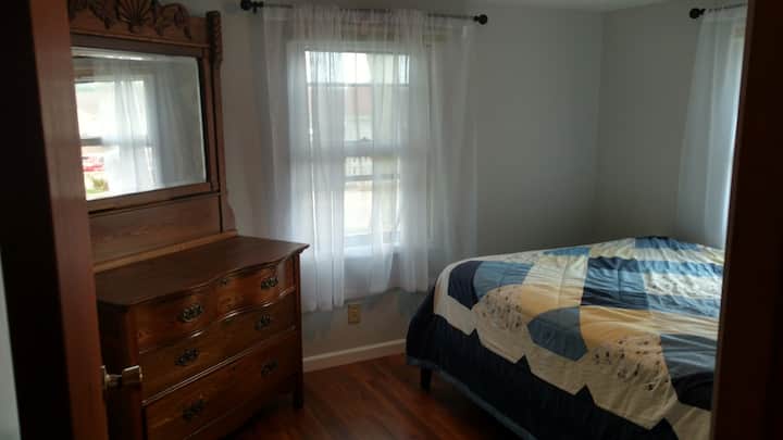 第二间独立卧室配有一张标准双人床。 