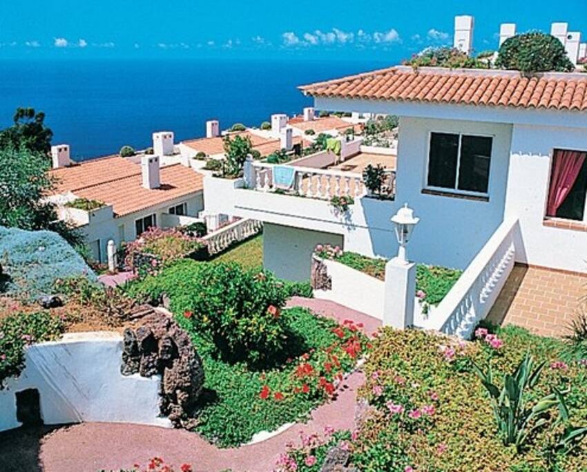 Casitas-apartamentos en la ladera del valle