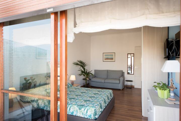 Panorama Vesuvius central (in front of the metro) gallery image 5