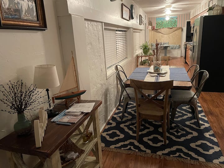 Cheerful 2-bedroom lake cottage close to shore