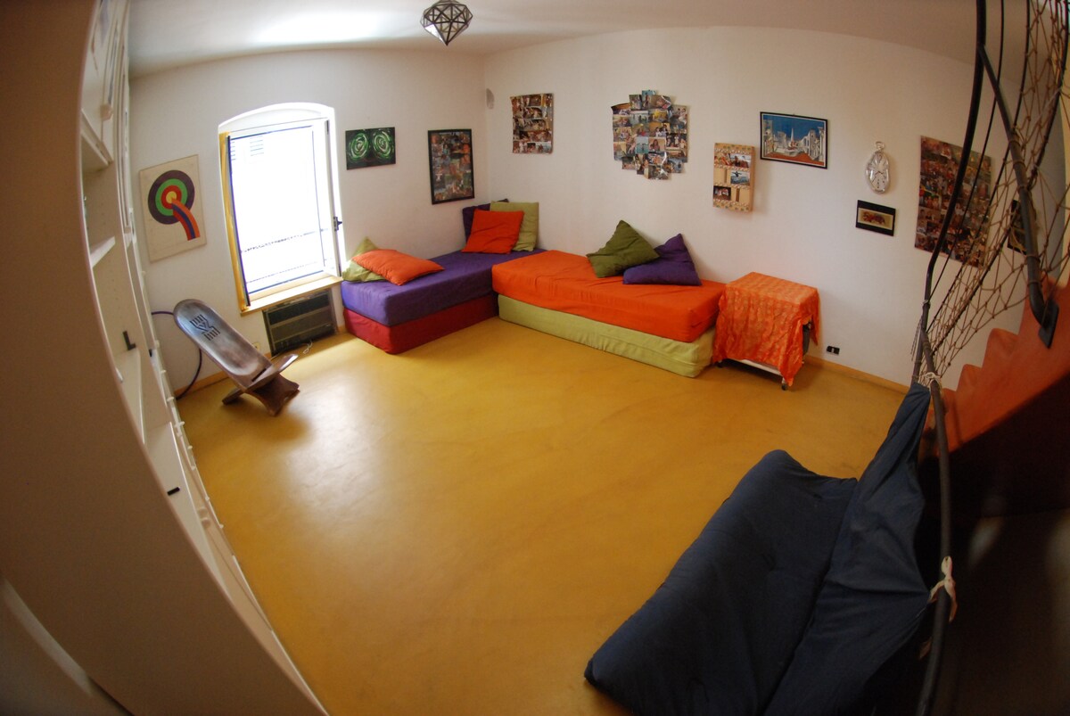 غرفة معيشة بها أريكتين/5 أسرّة