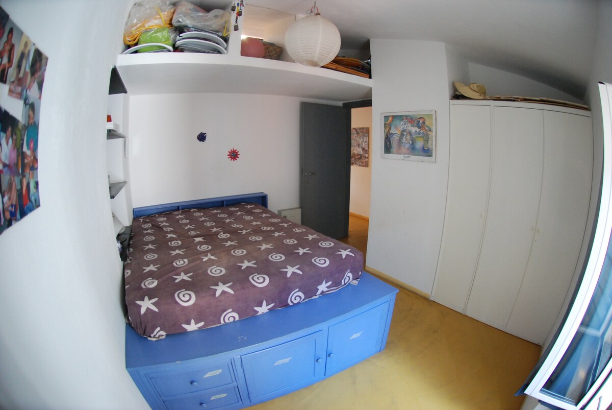 غرفة نوم مزدوجة مع سرير للأطفال