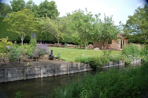 Popular Airbnb listing: Cosy and secluded riverside cabin in Hungerford in Berkshire