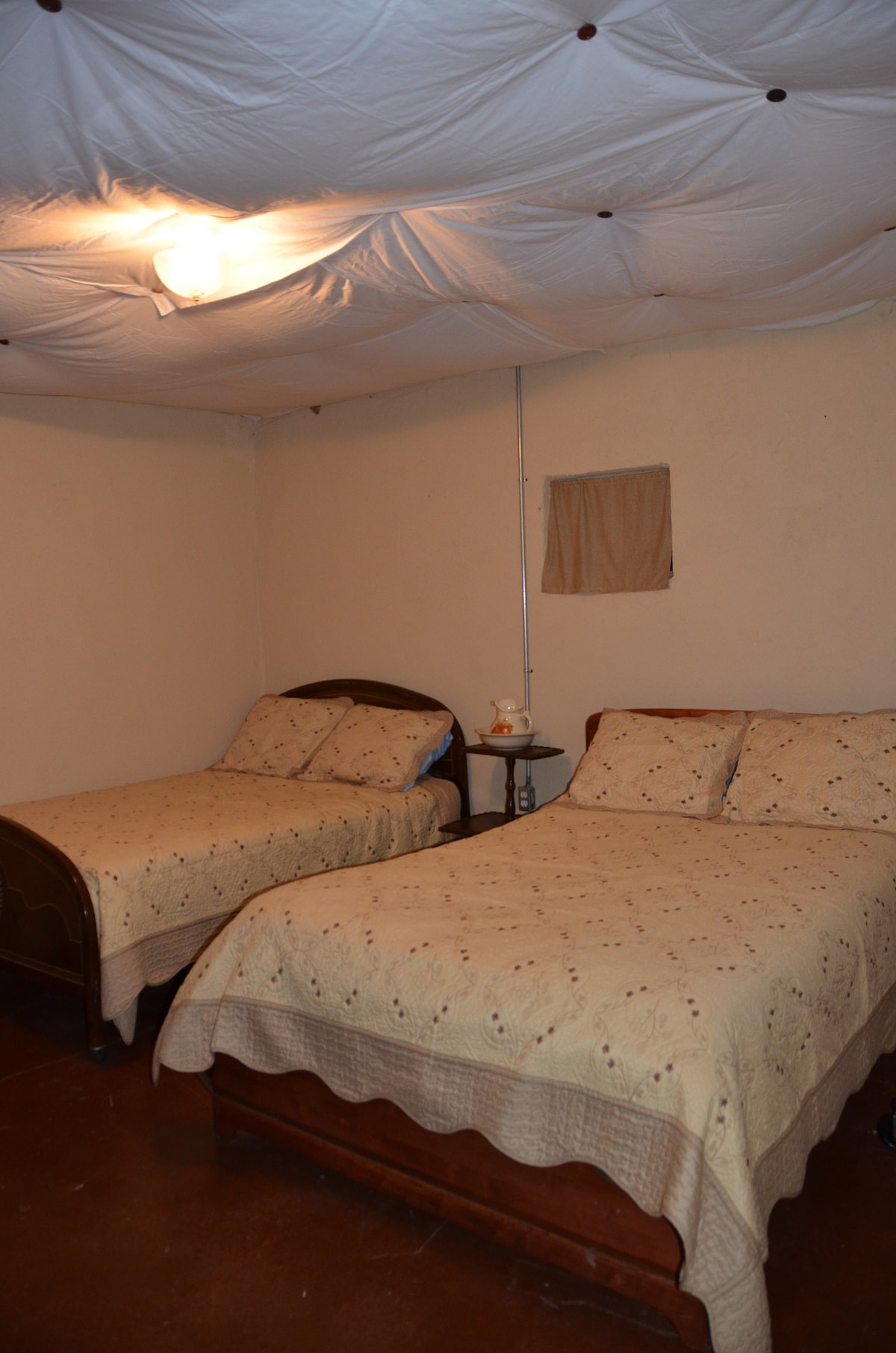 Dust Bowl Room heeft foto 's en boeken van de geschiedenis van de Stofschaal op de Grote Vlaktes.