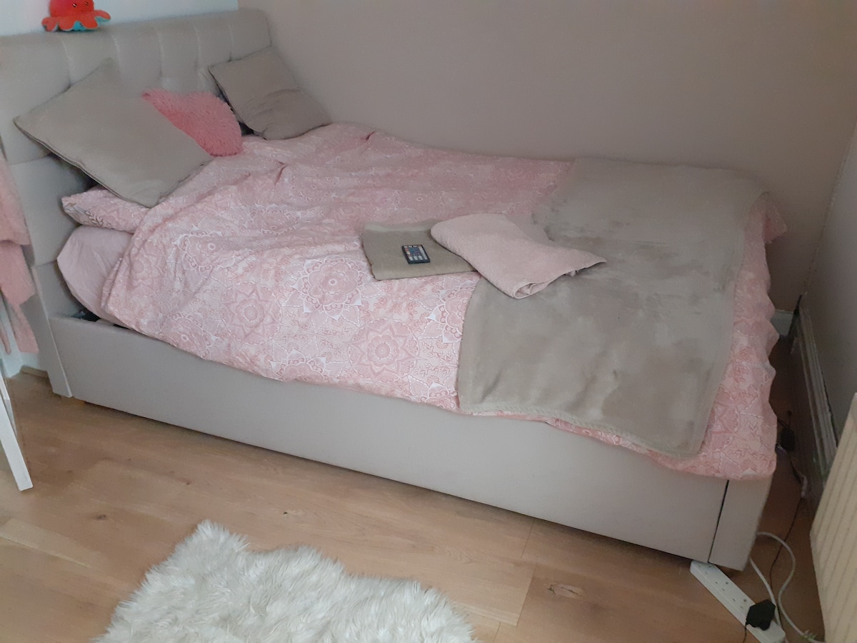 Საძინებელი 2 ორადგილიანი საწოლით.