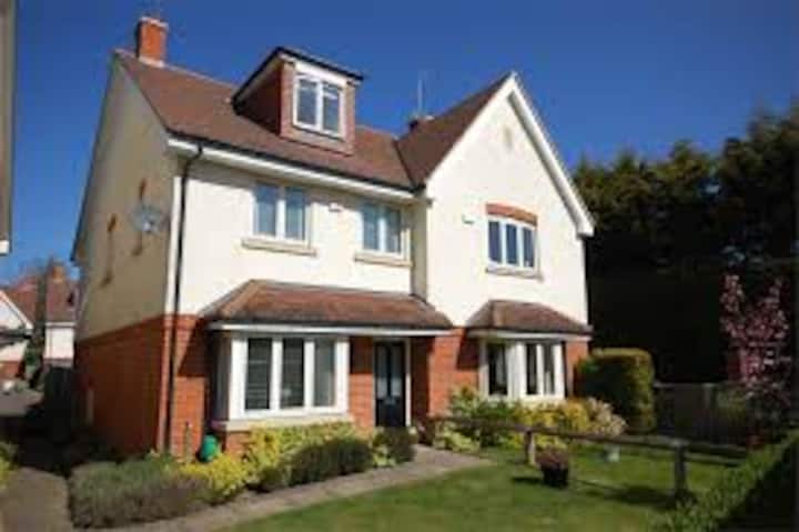 4 bedroom townhouse in Farnham