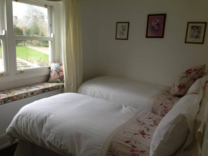 Spálňa s oddelenými posteľami s výhľadom na dedinskú ze V prípade potreby sa uskutoční jednolôžková izba.