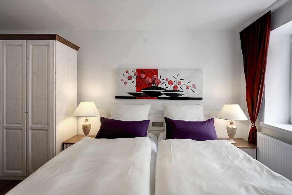 Schlafzimmer mit Doppelbett