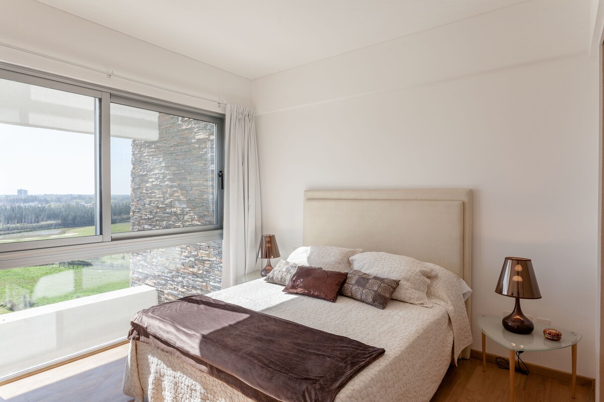 主卧可欣赏迷人的高尔夫景观，套房内有40台三星智能电视和浴室