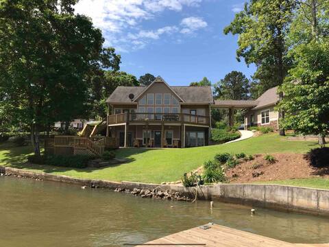 Peaceful 5-Bedroom Lake House on Cove
