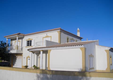 Top Airbnb: V2 with Pool, Branqueira/Albufeira em Ferreiras