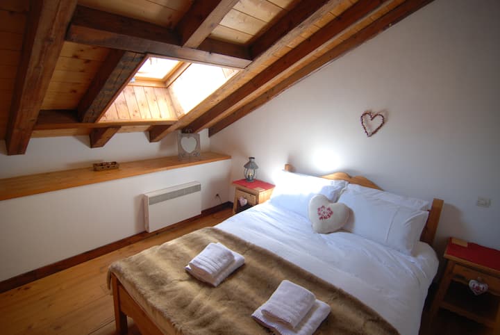 Chumba cha kulala cha ghorofa ya juu chenye samani nzuri