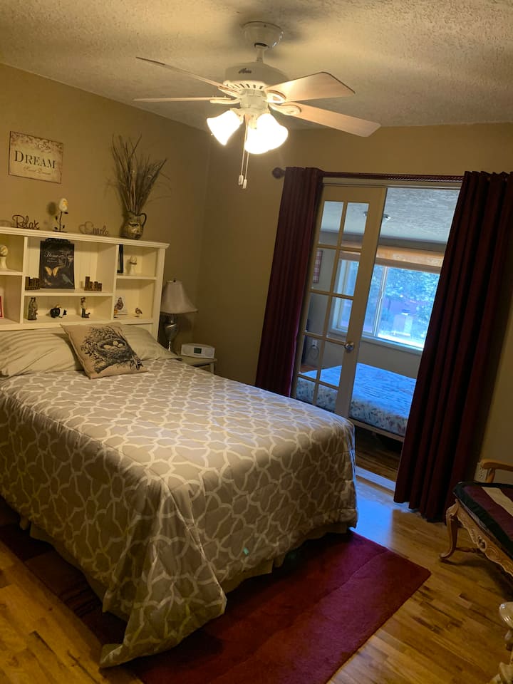 
غرفة نوم ثالثة بسرير مزدوج. أبواب فرنسية مفتوحة لغرفة الشمس/غرفة الألعاب.