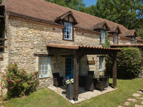 Heated pool cottage, extensive playground garden