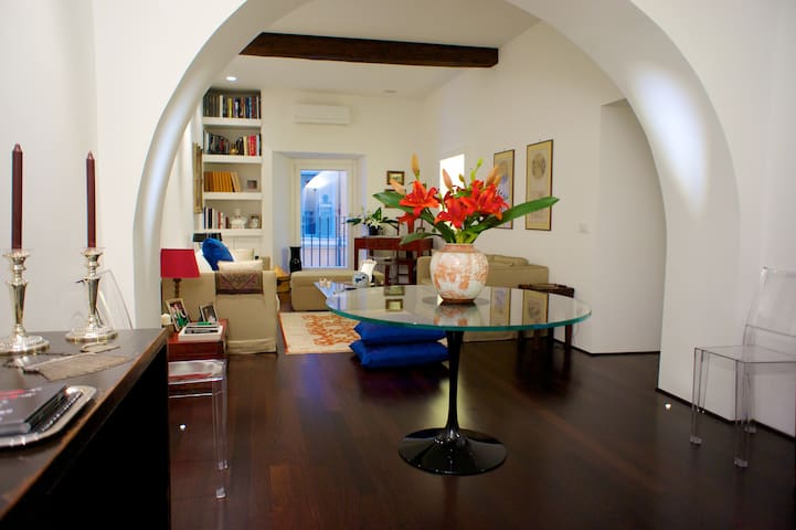 SPANISH STEPS LUXURY SUITE