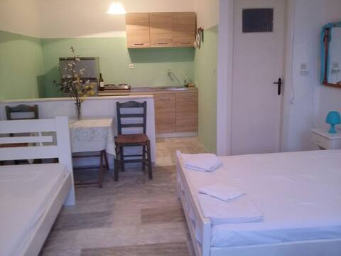 GLAROS BEACH Studio for4 Perivolos!