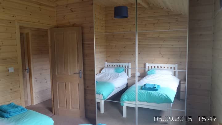 Dhomë gjumi dyshe me gardërobë dhe dollapë anësorë krevati