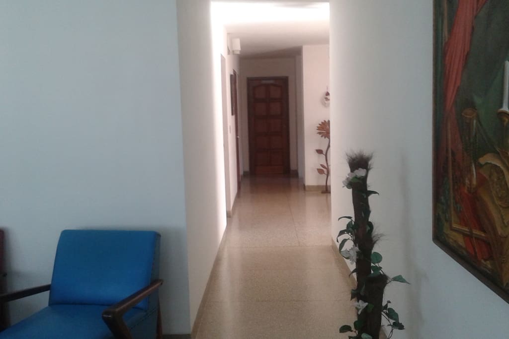 Cuando entra a la sala